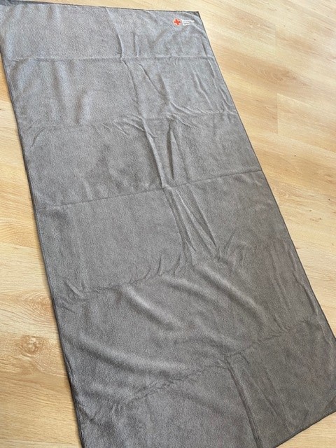 Microfaser Sporthandtuch mit DRK Komaktlogo-Druck
